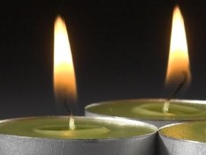 Paloturvallisuusviikon kuvassa kaksi kynttilää.