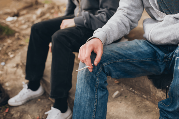 Nuoret polttamassa kannabista.