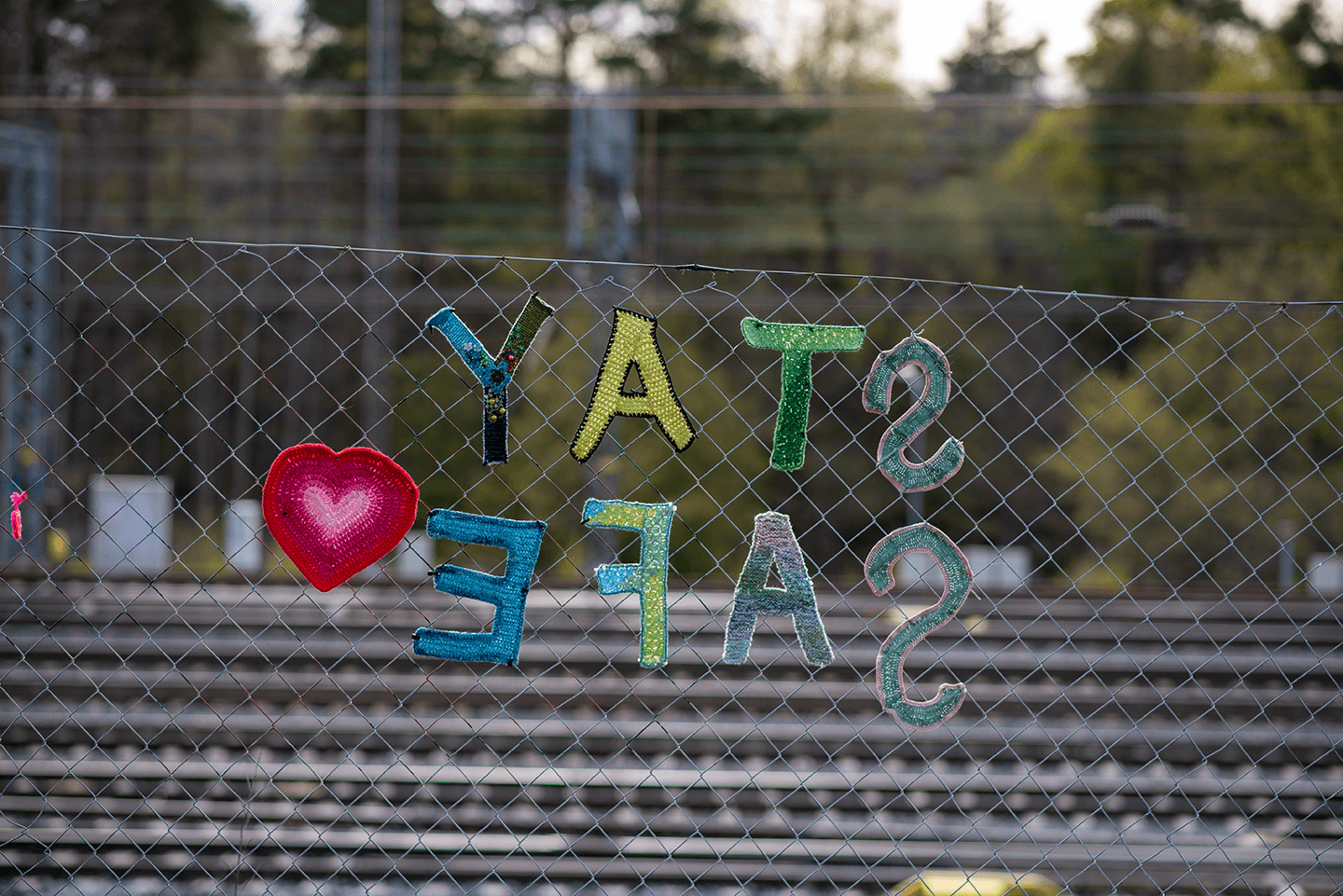 Rautalanka-aita, jossa virkkausgraffiti, missä lukee englanniksi Stay safe.