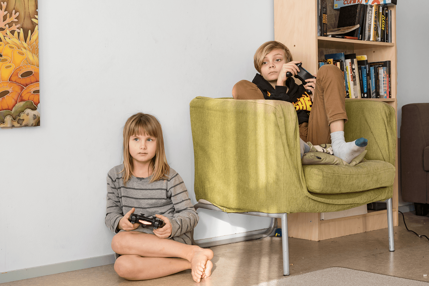 En flicka och en pojke spelar tillsammans.