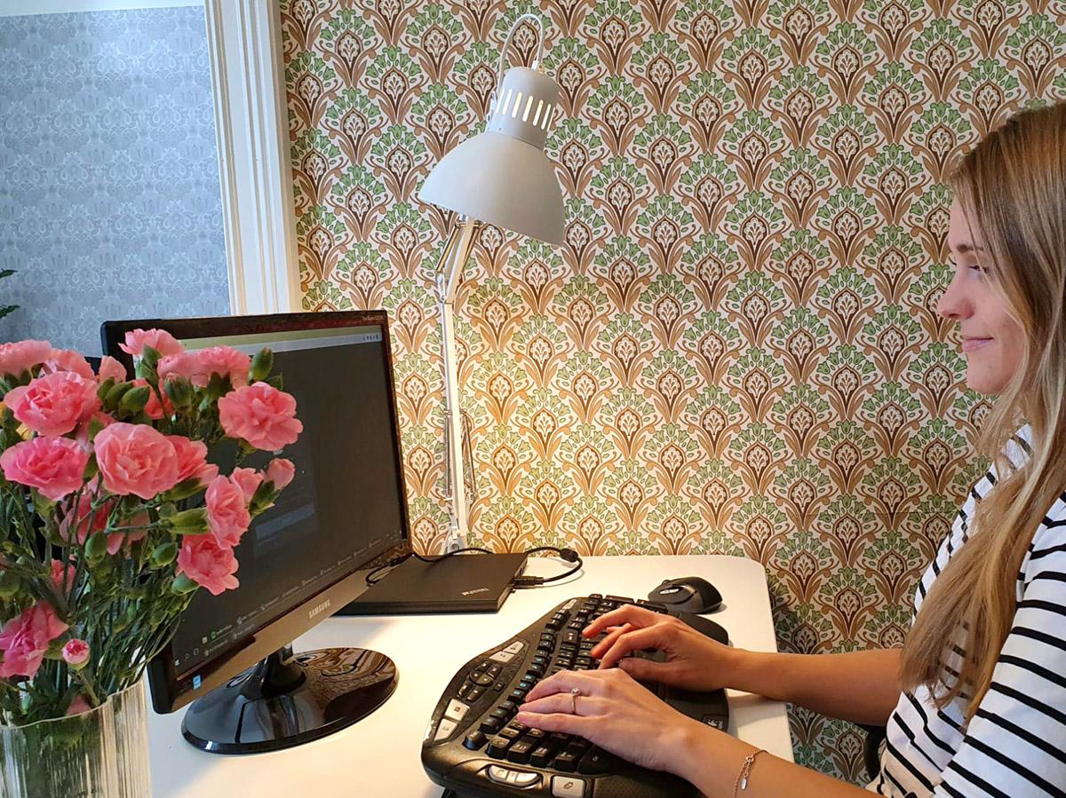 Anni Muhonen työskentelee tietokoneen äärellä.