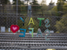 Stay safe text on a fence