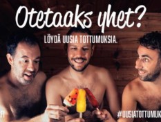 Kolme miestä istuu saunan lautailla ja kippistää jäätelöillä. Teksti: Otetaanko yhdet? Löydä uusia tottumuksia. Tipaton.fi. #Löydäuusiatottumuksia #tipaton.