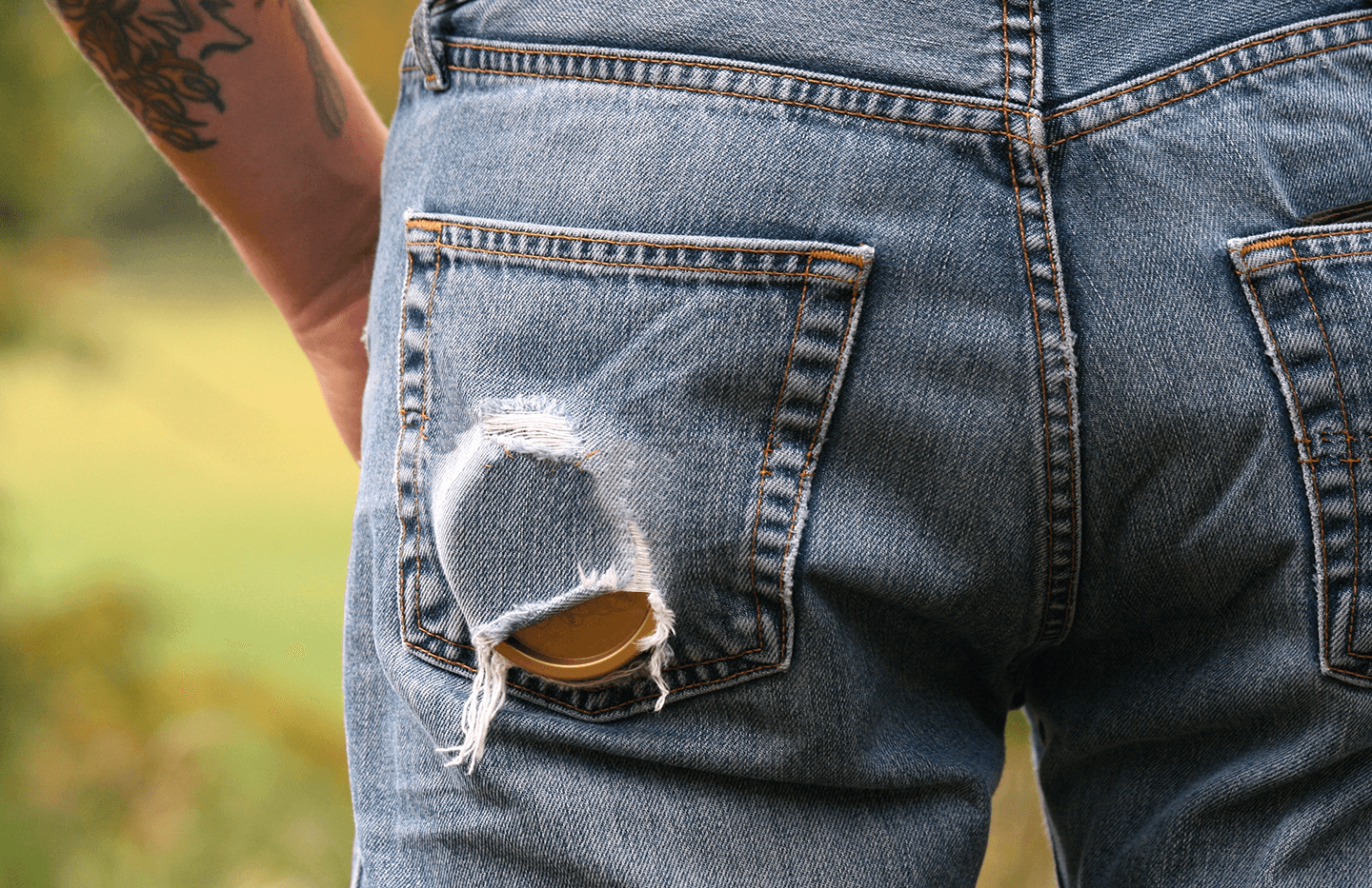 Snusburk i bakfickan på söndriga jeans