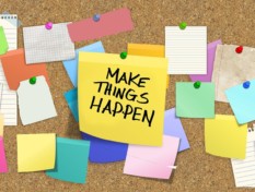 post it -lappuja joista yhdessä teksti "Make things happen".