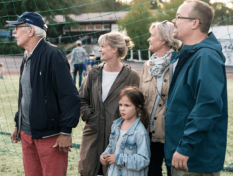 Familjen tittar på en fotbollsmatch.