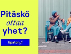 Kuvassa kaksi nuorta istuu penkillä juomassa kahvia ja teksti: Pitäskö ottaa yhet? tipaton.fi