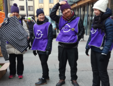 Oulun asunnottomien yön tapahtumasta vuodelta 2019 on mukana EHYTin harjoittelijoita ja vapaaehtoisia. Vapaaehtoisilla on yllä EHYTin violetit liivit.
