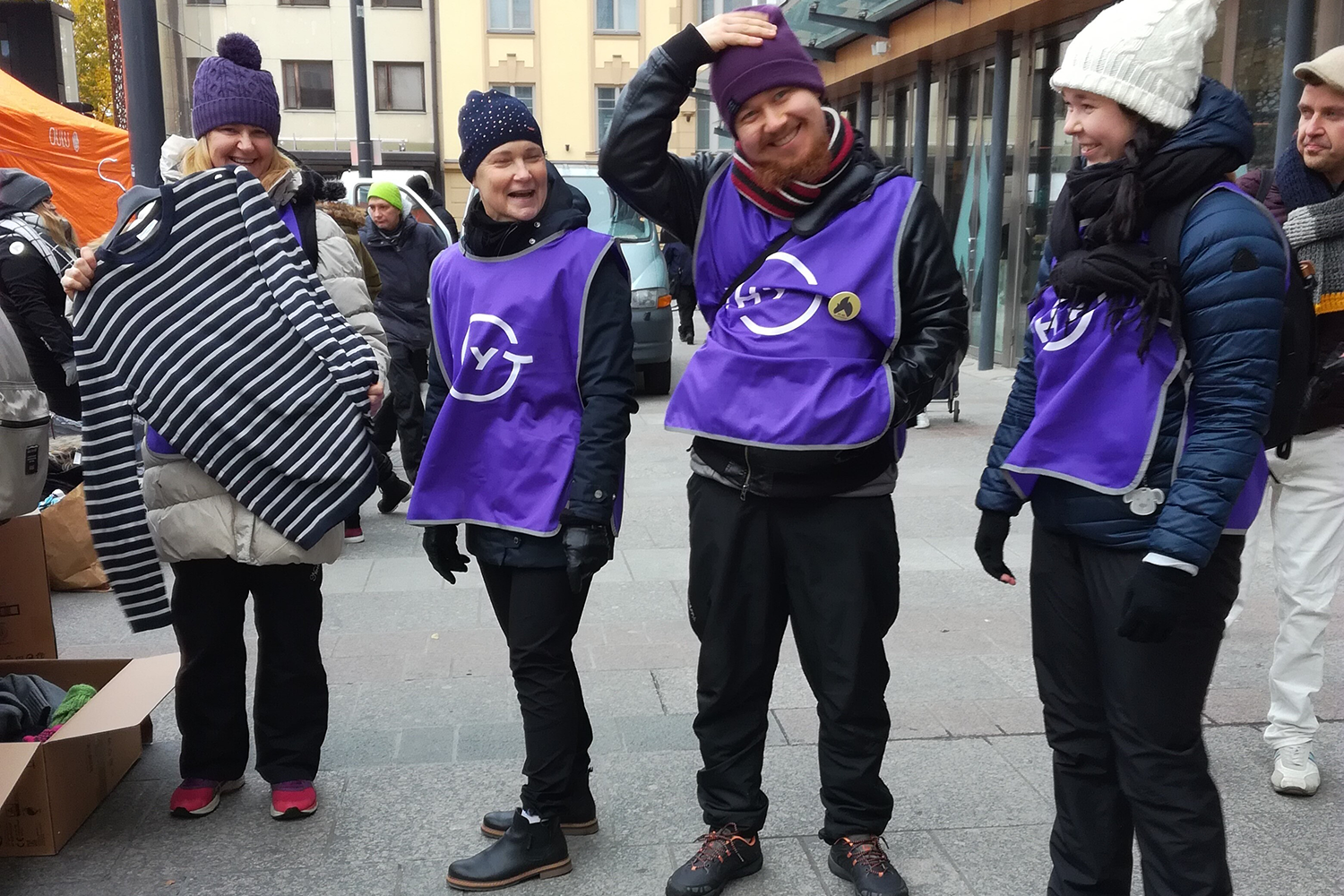 Oulun asunnottomien yön tapahtumasta vuodelta 2019 on mukana EHYTin harjoittelijoita ja vapaaehtoisia. Vapaaehtoisilla on yllä EHYTin violetit liivit.