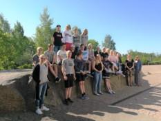 Projektipäällikkö Katri Saarelaja Elisa Aarnio kävivät onnittelemassa Smokefree-kilpailun voittanutta luokkaa Pappilansalmen koulussa Haminassa.