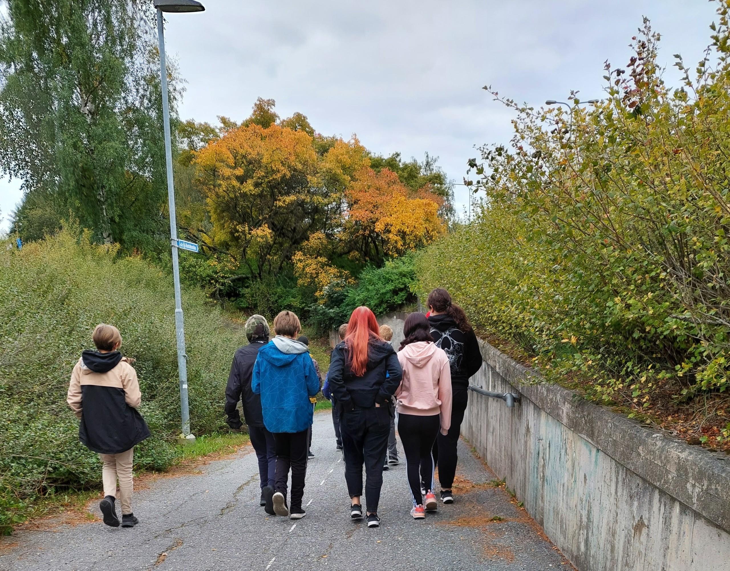 Hatanpään koulun 7.-luokkalaiset oppilaat osallistuivat Pakka-kävelyn pilotointiin. Kävelyreitin varrella nuorten kanssa keskusteltiin mm. päihteiden käytöstä johtuvasta turvattomuuden tunteesta julkisissa tiloissa.