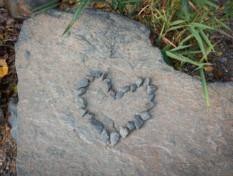 kalliolle pienistä kivistä rakennetty sydän.