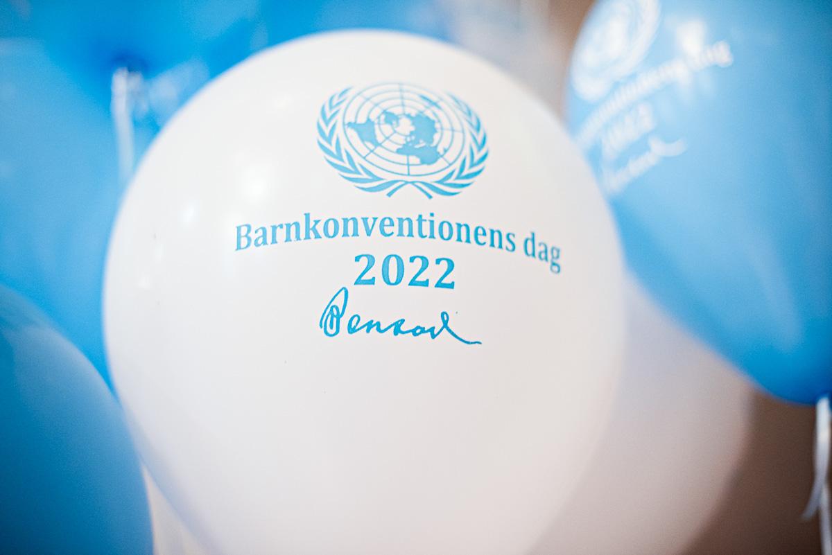 Ballonger med texten Barnkonventionens dag 2022.