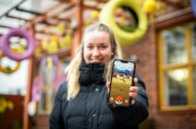 Krista Schulman visar upp sin telefon med Pokémon GO-spelet.