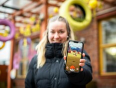 Krista Schulman visar upp sin telefon med Pokémon GO-spelet.