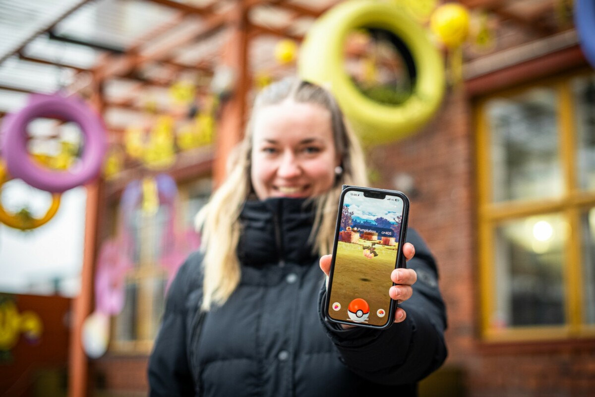 Krista Schulman näyttää puhelintaan, jossa on Pokémon GO-peli.