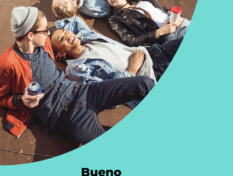Kyseessä on Bueno-opetusmateriaali: Alkoholi 1:n kansikuva. Materiaalin nimen lisäksi kuvassa on iloisia nuoria viettämässä aikaa toistensa kanssa.