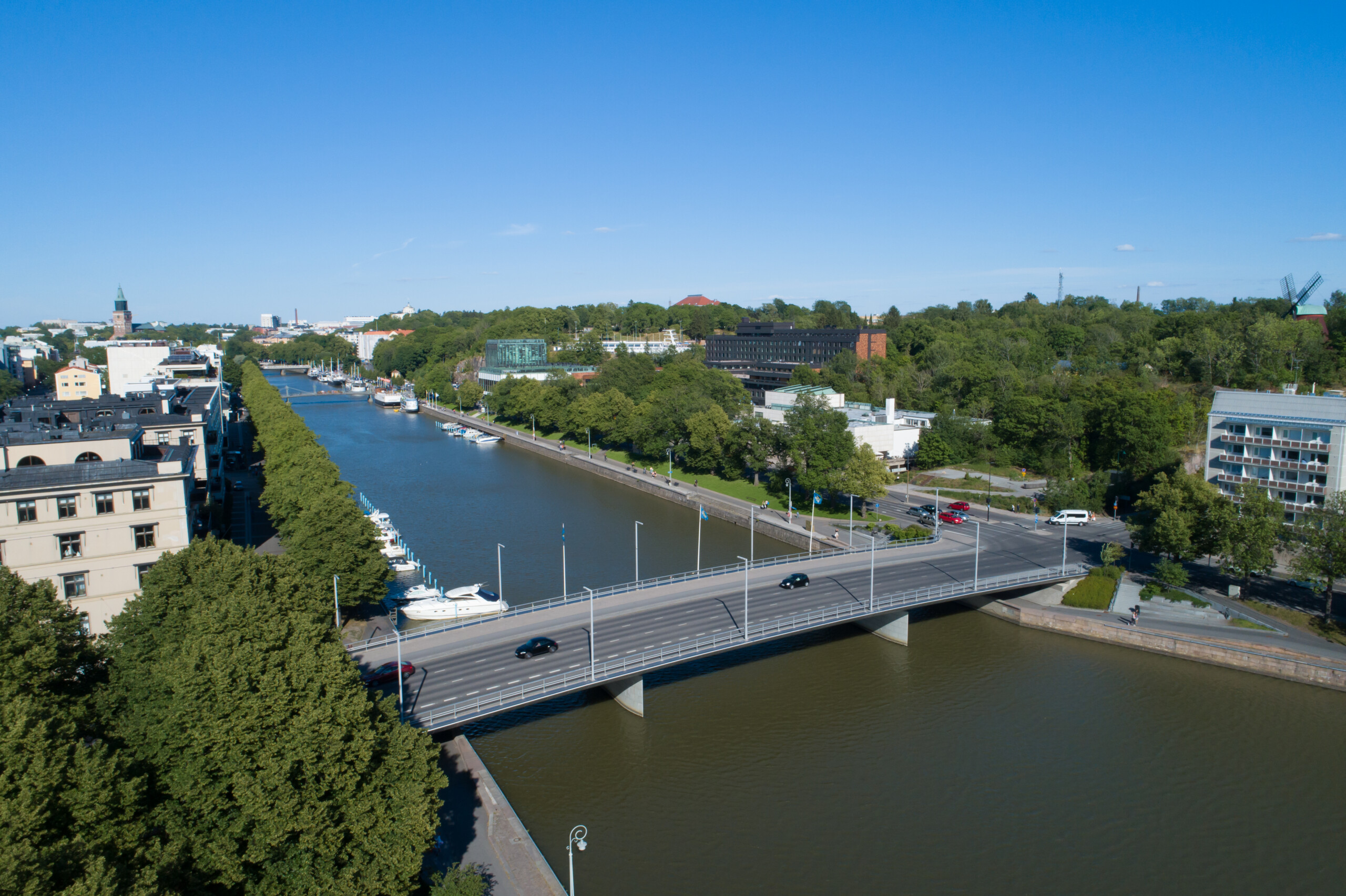 Ilmakuva kauniista ja idyllisestä Turun kaupungista kesällä.