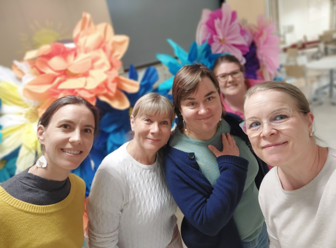 Ryhmänohjaajat Lotta Kemppinen, Laura Altarriba, Tuija Karjalainen, Hanna Heikkilä ja Marja-Liisa Kanerva valmiina ohjaamaan hankkeen ensimmäistä perheryhmää Liipolan monitoimitalossa.
