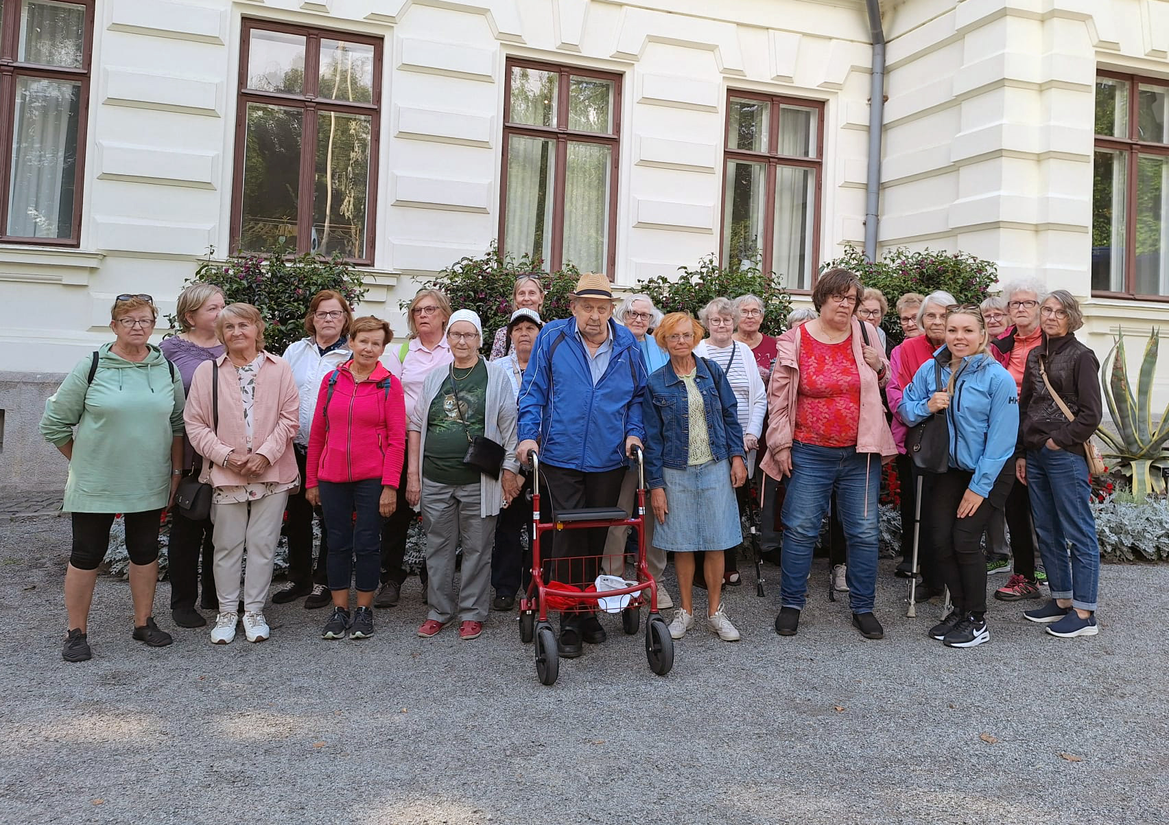 Ihmisiä ulkona Pirkkalan Elokolon ystäväkahvilan jälkeen.